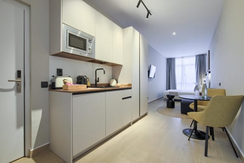 Coffee/tea facilities, Kitchen or kitchenette, Dining area, microwave, toaster