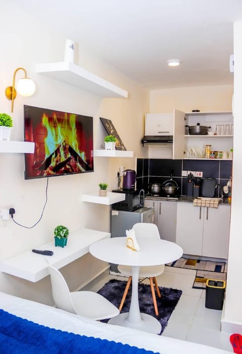 Restaurant/places to eat, TV and multimedia, Seating area, kitchen