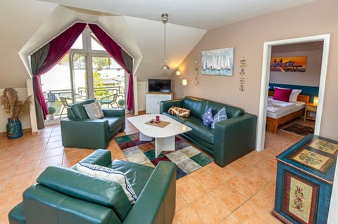 TV and multimedia, Balcony/Terrace, Living room, Seating area, Bedroom