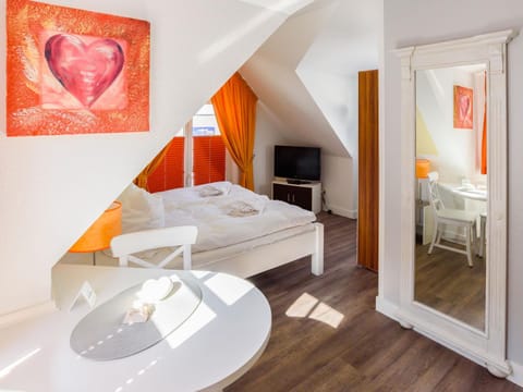 TV and multimedia, Living room, Photo of the whole room, Seating area, Bedroom