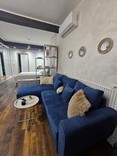 Living room, Seating area, air conditioner