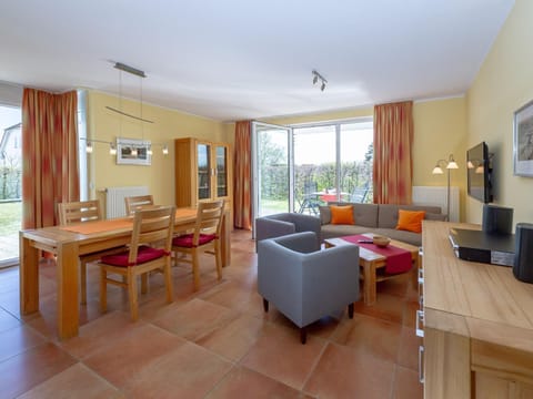 TV and multimedia, Living room, Seating area, Dining area