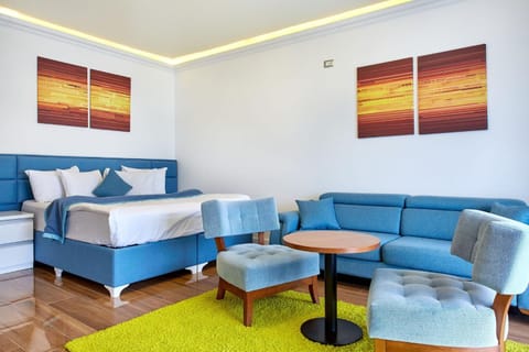 Bed, Photo of the whole room, Seating area