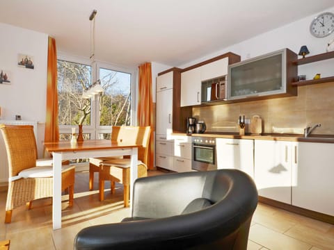 Kitchen or kitchenette, Seating area, Dining area