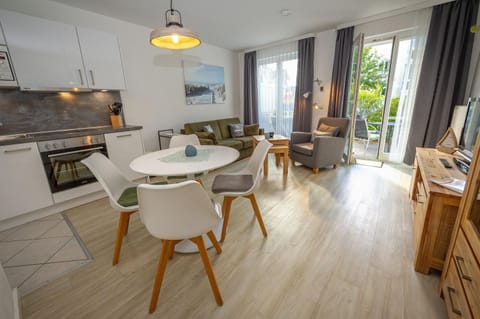 Kitchen or kitchenette, Living room, Seating area, Dining area