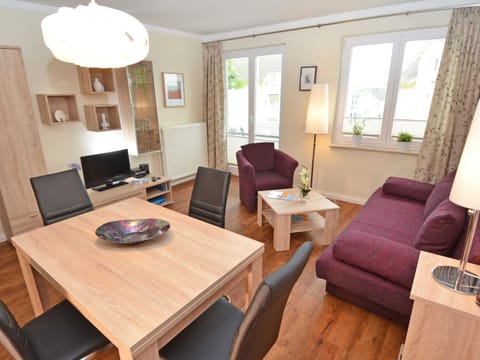 Communal lounge/ TV room, TV and multimedia, Living room, Seating area, Dining area, Evening entertainment