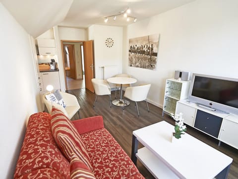 TV and multimedia, Kitchen or kitchenette, Living room, Photo of the whole room, Seating area, Dining area