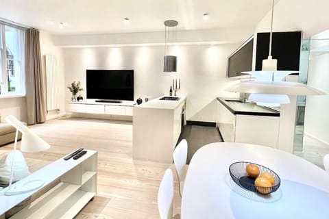 Communal lounge/ TV room, TV and multimedia, Kitchen or kitchenette, Living room, Seating area, Dining area, Evening entertainment