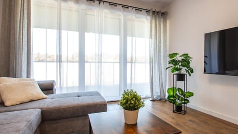 Communal lounge/ TV room, TV and multimedia, Living room, Seating area, Evening entertainment