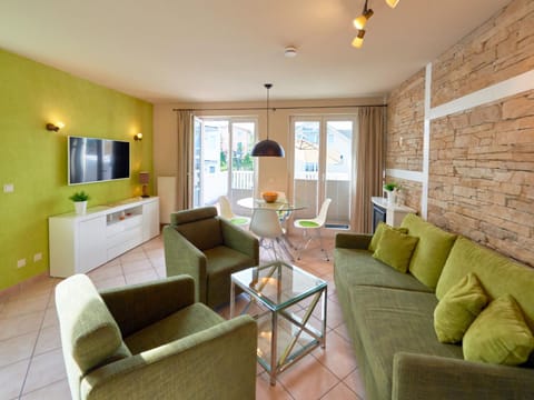 Communal lounge/ TV room, TV and multimedia, Kitchen or kitchenette, Living room, Seating area, Dining area, Evening entertainment