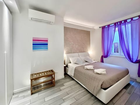 Bed, air conditioner