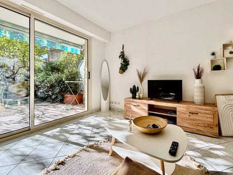 Communal lounge/ TV room, Garden, TV and multimedia, Living room, Seating area, Evening entertainment, Garden view