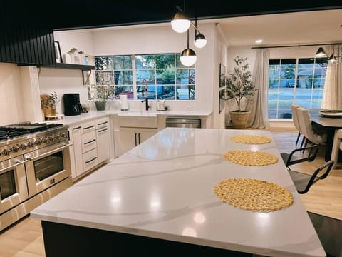 Barrel Oak Mansion- Fire pit, & pool table NR TTU House in Lubbock