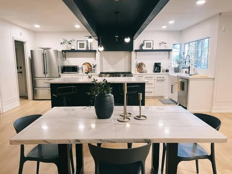 Barrel Oak Mansion- Fire pit, & pool table NR TTU House in Lubbock