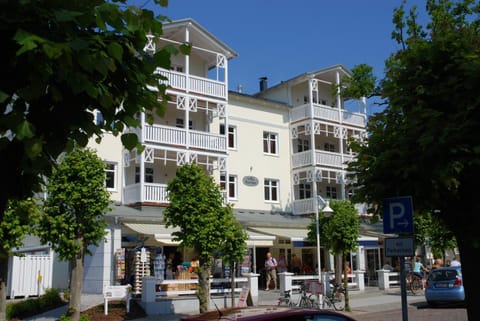 Facade/entrance