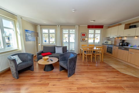 Kitchen or kitchenette, Living room, Seating area, Dining area