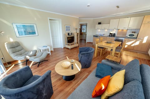 Kitchen or kitchenette, Living room, Seating area, Dining area