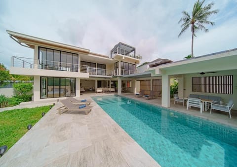 Property building, Bedroom, Swimming pool, Breakfast, Family