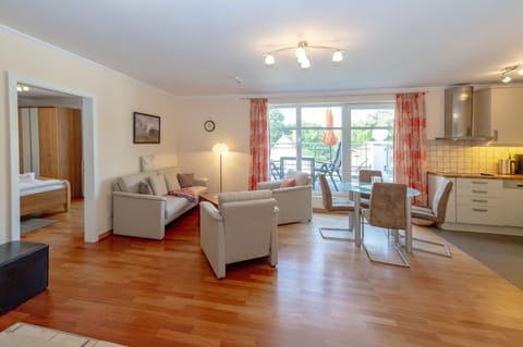 Kitchen or kitchenette, Living room, Seating area, Dining area