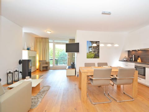 TV and multimedia, Kitchen or kitchenette, Living room, Seating area, Dining area