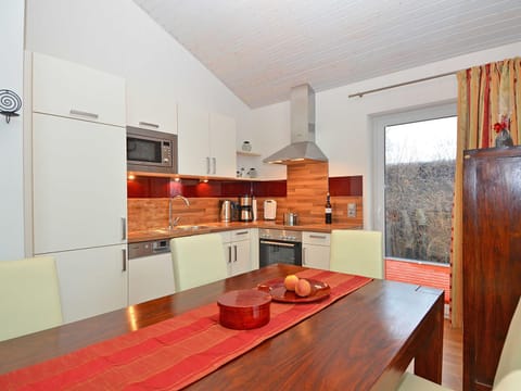 Kitchen or kitchenette, Dining area, dishwasher, minibar, stove, toaster