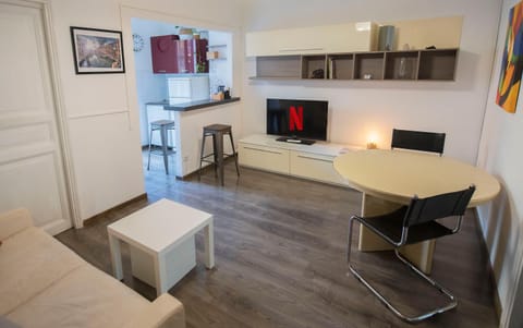 TV and multimedia, Living room, Photo of the whole room, Dining area