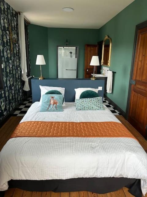 Bed, Photo of the whole room, Bedroom