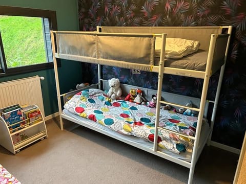 Bedroom, bunk bed