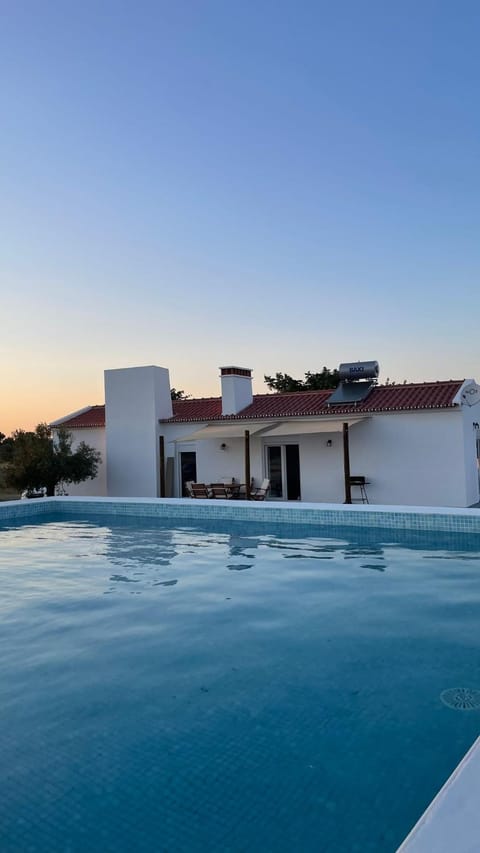 Property building, Balcony/Terrace, Pool view, Swimming pool, Swimming pool