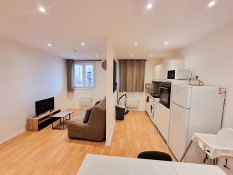 TV and multimedia, Kitchen or kitchenette, Living room, Seating area, oven