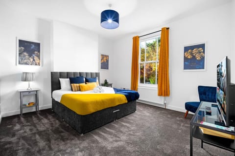 Bed, TV and multimedia, Bedroom