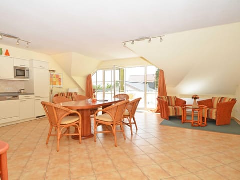 Kitchen or kitchenette, Living room, Seating area, Dining area