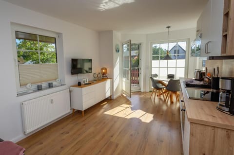 TV and multimedia, Kitchen or kitchenette, Living room, Dining area