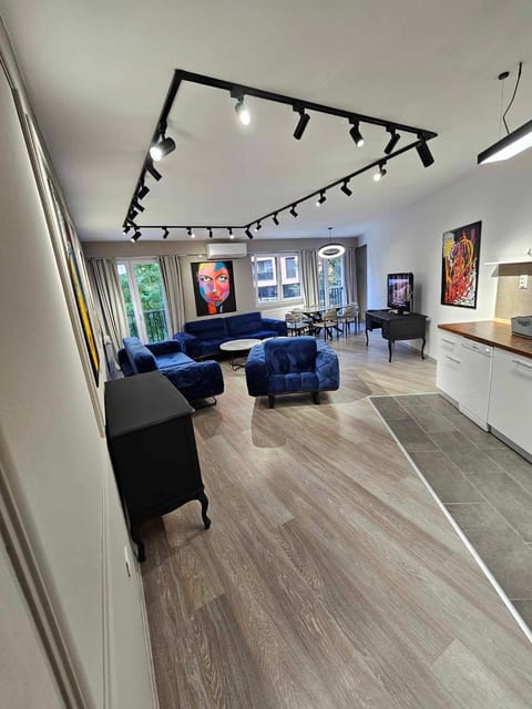 Communal lounge/ TV room, TV and multimedia, Living room, Seating area, Evening entertainment