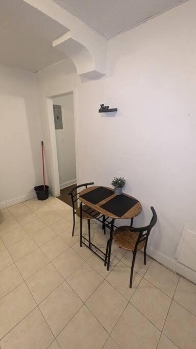 Chic All Inclusive Apartment Marloes Apartment in East Cleveland