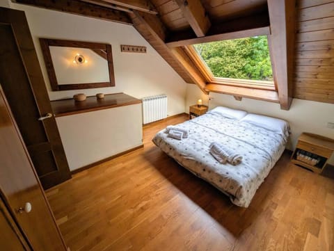 Bed, Photo of the whole room, Bedroom, Mountain view