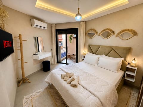 Bed, TV and multimedia, Photo of the whole room, Bedroom, towels, air conditioner