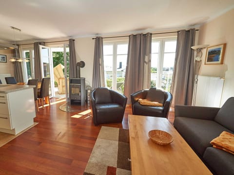 TV and multimedia, Kitchen or kitchenette, Living room, Seating area, Dining area