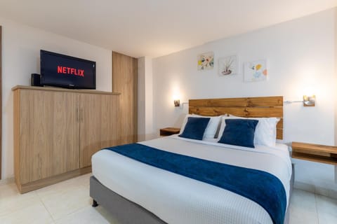 Bed, TV and multimedia, Photo of the whole room, Evening entertainment, Bedroom, wardrobe