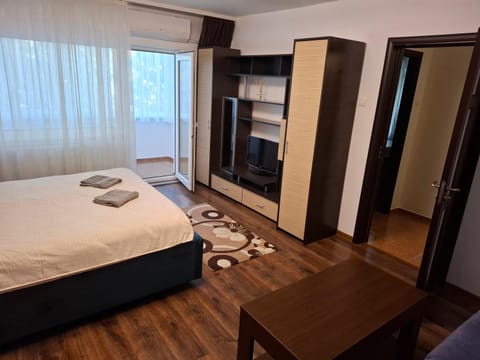 TV and multimedia, Photo of the whole room, Bedroom, wardrobe, air conditioner