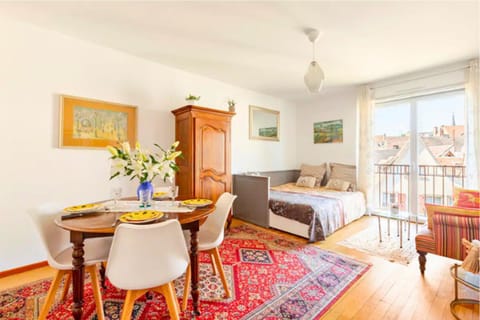 Bed, Living room, Photo of the whole room, Seating area, Dining area, Bedroom