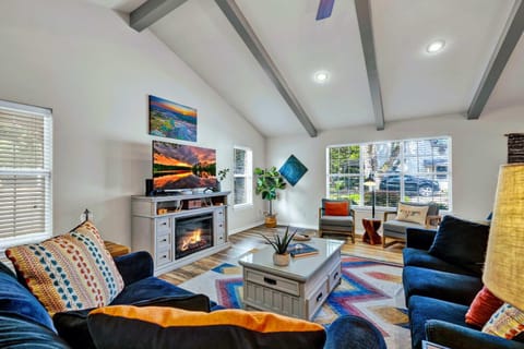 Peach Street Retreat - Fire Pit and Close to Main St House in Fredericksburg