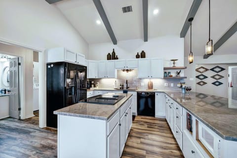 Peach Street Retreat - Fire Pit and Close to Main St House in Fredericksburg