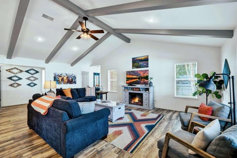 Peach Street Retreat - Fire Pit and Close to Main St House in Fredericksburg