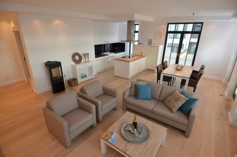 Kitchen or kitchenette, Living room, Photo of the whole room, Seating area, Dining area