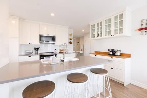 Coffee/tea facilities, Kitchen or kitchenette, stove, toaster