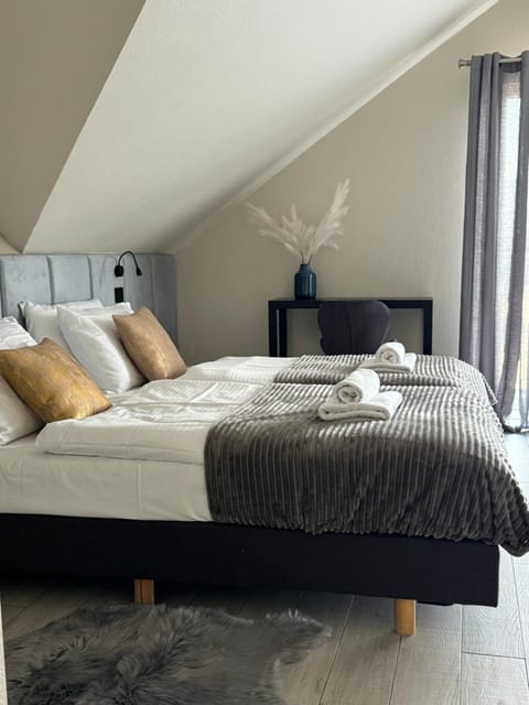 Bedroom, towels