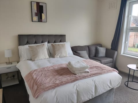 Bed, Living room, Photo of the whole room, Seating area, Bedroom, towels