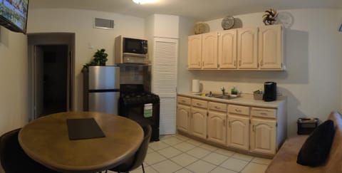 Kitchen or kitchenette, Dining area, oven, stove