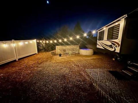 Puffy Panda RV-Hot Tub-Sleeps 2 Apartment in Ahwahnee